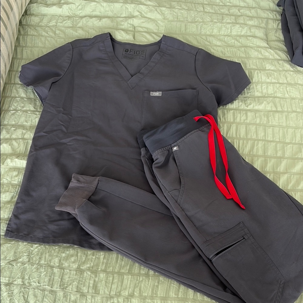 Figs Charcoal Scrub Set with Vibrant Red Drawstring